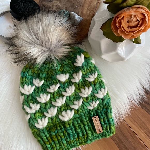 New hand knitted women’s beanie hat green 100% Malabrigo wool size S/M - Picture 2 of 3